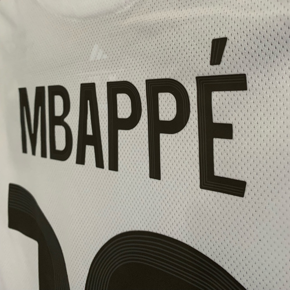 Real Madrid 2025/2026 Jerseys - Picture 14 of 15